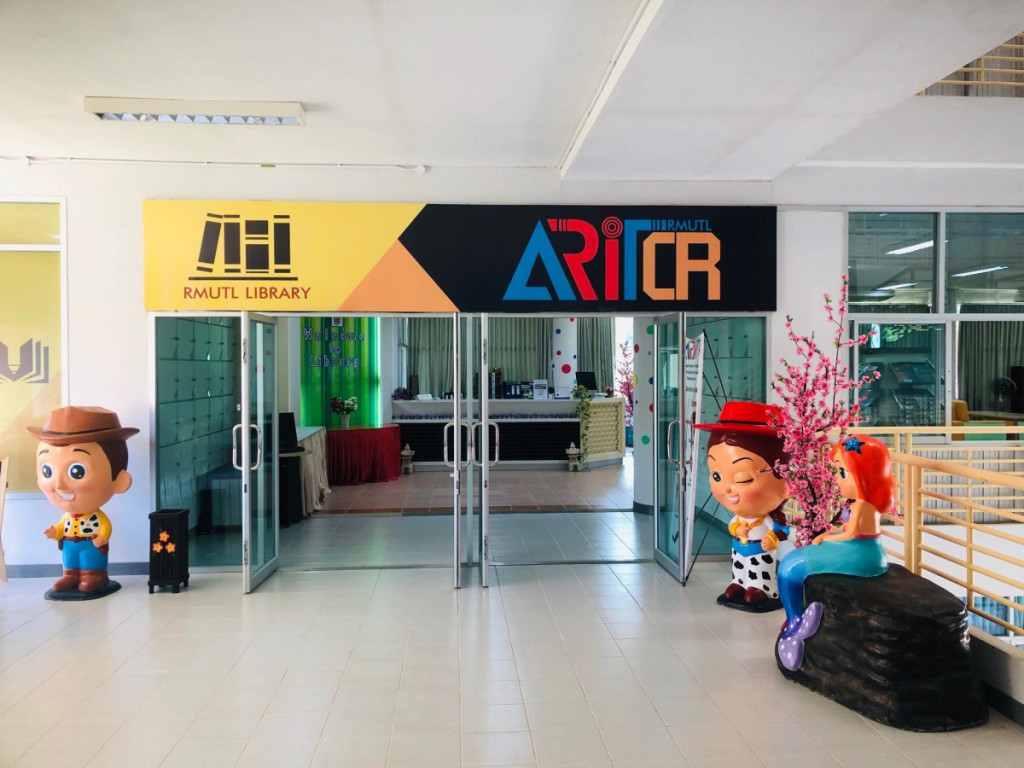 แล็ปท็อปกำลังเขียนโค้ด