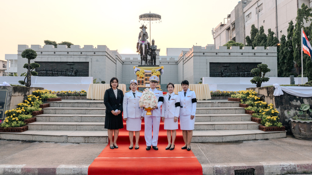 ภาพบรรยากาศพิธีวางพานพุ่ม 3