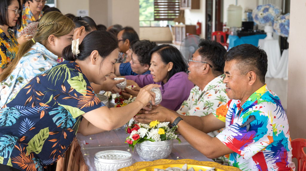 พิธีรดน้ำดำหัว