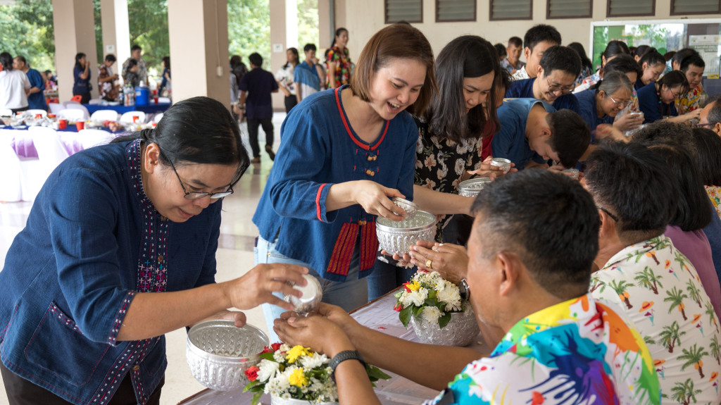 พิธีรดน้ำดำหัว