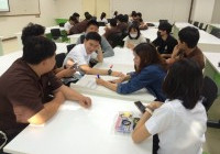 รูปภาพ : discussion with student