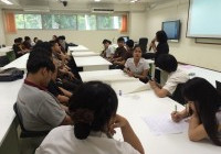 รูปภาพ : discussion with student