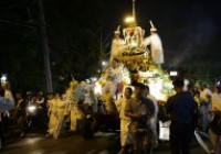 รูปภาพ : เดินขึ้นดอยนมัสการพระบรมธาตุดอยสุเทพในวันวิสาขบูชา ประจำปี 2562