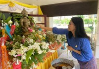 รูปภาพ : สำนักงานทรัพย์สินและสิทธิประโยชน์ มทร.ล้านนา ร่วมสืบสานประเพณี สงน้ำพระพุทธสิหิงค์และสักการะพระศรีศากยมุนี