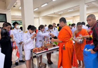 รูปภาพ : คณาจารย์ มทร.ล้านนา ลำปาง ร่วมพิธีเจริญพระพุทธมนต์และทำบุญตักบาตรข้าวสารอาหารแห้งเพื่อถวายพระราชกุศล และเฉลิมพระเกียรติสมเด็จพระนางเจ้าฯ พระบรมราชินี เนื่องในโอกาสวันเฉลิมพระชนมพรรษา  3 มิถุนายน 2568