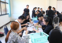 รูปภาพ : มทร.ล้านนา ลำปาง รวมพลังจิตอาสา ประดิษฐ์โบว์ริบบิ้นสีดำถวายความอาลัย 28ตค68