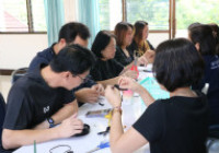 รูปภาพ : มทร.ล้านนา ลำปาง รวมพลังจิตอาสา ประดิษฐ์โบว์ริบบิ้นสีดำถวายความอาลัย 28ตค68