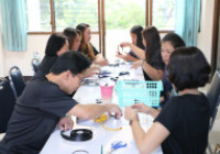 รูปภาพ : มทร.ล้านนา ลำปาง รวมพลังจิตอาสา ประดิษฐ์โบว์ริบบิ้นสีดำถวายความอาลัย 28ตค68