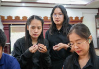 รูปภาพ : ARIT รวมใจประดิษฐ์ริบบิ้นดำ  น้อมถวามความอาลัย ''สมเด็จพระพันปีหลวง ''