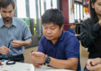 รูปภาพ : ARIT รวมใจประดิษฐ์ริบบิ้นดำ  น้อมถวามความอาลัย ''สมเด็จพระพันปีหลวง ''