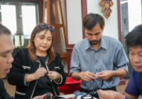 รูปภาพ : ARIT รวมใจประดิษฐ์ริบบิ้นดำ  น้อมถวามความอาลัย ''สมเด็จพระพันปีหลวง ''