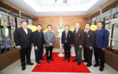 “ศิลปะจากแรงศรัทธา”มทร.ล้านนา รับมอบพระบรมรูปหล่อสำริด รัชกาลที่ 9 ผลงานของอาจารย์ธงชัย ศรีสุขประเสริฐ