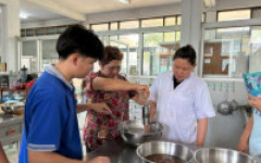 คณะวิทยาศาสตร์และเทคโนโลยีการเกษตร มทร.ล้านนา ตาก  เป็นวิทยากรให้ความรู้ “การแปรรูปบุกเป็นเส้น”