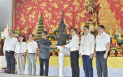 อาจารย์ ดร.(กิตติมศักดิ์) ธงชัย ศรีสุขประเสริฐ มอบพระบรมรูปหล่อสำริด รัชกาลที่ 9 เป็นอนุสรณ์แห่งพระมหากรุณาธิคุณ แก่ คณะศิลปกรรมและสถาปัตยกรรมศาสตร์ มทร.ล้านนา