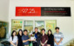 ทีมงานเทคโนเรดิโอ 9725 มอบต้นไม้มงคลแสดงความยินดีแก่รองอธิการบดี มทร.ล้านนา