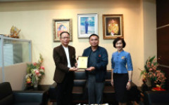 ผศ.ยุรธร จีนา มอบโล่รางวัล “ หม่อมงามจิตต์ บุรฉัตร บุคคลสำคัญของโลก” แก่ มทร.ล้านนา