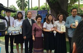 รูปภาพ : นักศึกษาวิชาเอกเทคโนโลยีบรรจุภัณฑ์ เจ้าของรางวัล ThaiStar/AsiaStar Packaging เข้านำเสนอผลงานการออกแบบต่อนายกรัฐมนตรีและคณะรัฐมนตรี