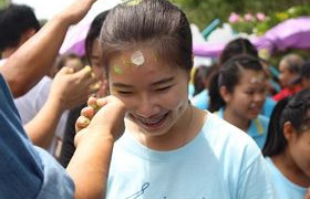 รูปภาพ : สโมสรนักศึกษาจับมือสมาคมศิษย์เก่าแม่วัง จัดกิจกรรมรับน้องเข้าบ้าน 59 พร้อมมอบรุ่น แม่วัง 45 