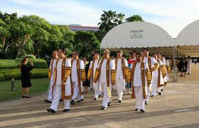 รูปภาพ : พิธีรับพระราชทานปริญญาบัตร. ครั้งที่ 29 ของบัณฑิตมทร.ล้านนา ประจำปีการศึกษา 2557 ณ มทร.ธัญบุรี