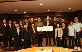 รูปภาพ : มทร.ล้านนา จับมือ กลุ่มบริษัทดัชมิลล์พัฒนาพันธุ์พืช สร้างฟาร์มเกษตรมาตรฐาน ผลิตโคนมรุ่นใหม่แบบยั่งยืน