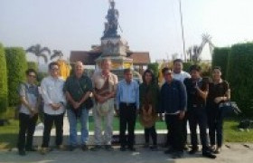 Image : Professor. Chukiat Siriwong led the team (pilot tours) to organic farming.