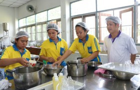 รูปภาพ : มทร.ล้านนา ลำปาง จัดอบรมการทำน้ำผลไม้และน้ำสมุนไพรพร้อมดื่ม ในโครงการ STEM  for Student แก่นักเรียนโรงเรียนเมืองมายวิทยา