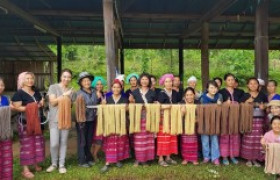 รูปภาพ : ผศ.ดวงพร จัดโครงการย้อมผ้าด้วยสีธรรมชาติเพิ่มมูลค่าผ้าปกาเกอะญอ