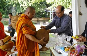 รูปภาพ : มทร.ล้านนาน้อมใจร่วมทำบุญตักบาตรถวายเป็นพระราชกุศล เนื่องในวันคล้ายวันสวรรคตพระบาทสมเด็จพระปรมินทรมหาภูมิพลอดุยเดช