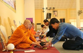 รูปภาพ : มทร.ล้านนา ลำปาง จัดกิจกรรมตักบาตรวันดีต้อนรับปีใหม่ 61  เสริมสิริมงคลแก่คณาจารย์และนักศึกษา