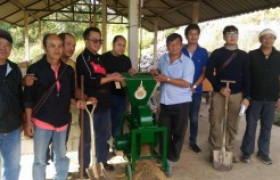 รูปภาพ : ส่วนสนับสนุนมูลนิธิโครงการหลวง มทร.ล้านน เชียงราย มอบเครื่องบดให้กับศูนย์พัฒนาโครงการหลวงม่อนเงาะ จ.เชียงใหม่