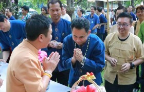 รูปภาพ : คณะผู้บริหาร คณาจารย์ และบุคลากร มทร.ล้านนา เชียงราย เข้าร่วมพิธีรดน้ำดำหัวท่านอธิการบดีและอาจารย์อาวุโส 2561