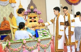 รูปภาพ : พิธีพระราชทานปริญญาบัตร ผู้สำเร็จการศึกษาประจำปีการศึกษา 2560 