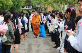 รูปภาพ : มทร.ล้านนา เชียงราย ร่วมทำบุญตักบาตรเนื่องในวันคล้ายวันสวรรคต พระบาทสมเด็จพระปรมินทรมหาภูมิพลอดุลยเดช พระบรมนาถบพิตร