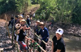 รูปภาพ : นศ.และอาจารย์ การจัดการธุรกิจ มทร.ล้านนา เชียงราย จัดกิจกรรมปลูกป่า สร้างฝาย ถวายพ่อ ณ สวนภูตาดเกษตรธรรมชาติ อำเภอแม่ลาว จังหวัดเชียงราย