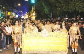 รูปภาพ : ริ้วขบวนกระทงใหญ่  “มังคละราชา ใต้ร่มโพธา มหาจักรีวงศ์” มทร.ล้านนา รางวัลรองชนะเลิศอันดับ 1