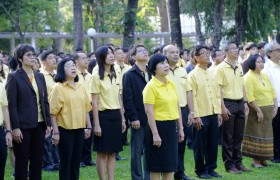 รูปภาพ : บุคลากร มทร.ล้านนา พร้อมใจขับร้องเพลงชาติไทยน้อมรำลึกถึงความเป็นไทย 