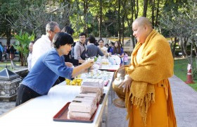 รูปภาพ : พิธีทำบุญตักบาตรเนื่องในเทศกาลส่งท้ายปีเก่าต้อนรับปีใหม่ และถวายเป็นพระราชกุศล