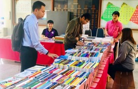 รูปภาพ : บรรยากาศการจัดแสดงรายการหนังสือ ของศูนย์หนังสือจุฬาฯ  วันที่  27 กุมภาพันธ์ 2562 ณ ข้างห้องสำนักงานคณะวิศวกรรมศาสตร์