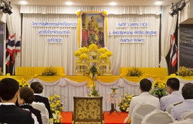 รูปภาพ : พิธีวางพานพุ่มเนื่องในวันพระบาทสมเด็จพระพุทธยอดฟ้าจุฬาโลกมหาราช และวันจักรี