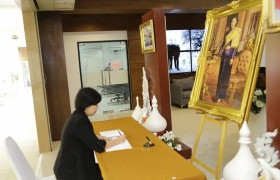 Image : President of RMUTL with administration staffs joined Blessing Signing Ceremony on auspicious occasion of Her Royal Highness Princess Maha Chakri Sirindhorn Birthday on April 2nd