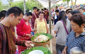 รูปภาพ : นศ. มทร.ล้านนา เชียงราย เข้าร่วมแสดงและสาธิตการจัดกาดเก่าหรือกาดมั่วคัวแลง ในงานพิธีบวงสรวงสมเด็จพระนเรศวร​มหาราช ประจำปี 2562