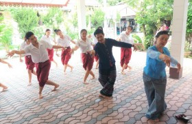 รูปภาพ : ศูนย์วัฒนธรรมศึกษา ร่วมกับสาขาวิชาออกแบบสิ่งทอและเครื่องประดับ คณะศิลปกรรมและสถาปัตยกรรมศาสตร์ จัดกิจกรรมบูรณาการองค์ความรู้ฟ้อนสาวไหม