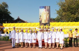 รูปภาพ : บุคลากร มทร.ล้านนา น่าน เข้าร่วมพิธีทำบุญตักบาตร พิธีถวายพานพุ่มดอกไม้สดและพิธีถวายบังคม เนื่องในวันพ่อแห่งชาติ ๕ ธันวาคม ๒๕๖๒