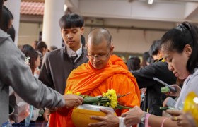 รูปภาพ : สโมสรนักศึกษา คณะบริหารธุรกิจและศิลปศาสตร์ มทร.ล้านนา ลำปาง จัดกิจกรรมทำบุญวันขึ้นปีใหม่และวันครูแห่งชาติ