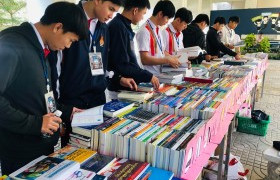 รูปภาพ : บรรยากาศการจัดแสดงรายการหนังสือ ของศูนย์หนังสือจุฬาฯ เพื่อจัดซื้อเข้าห้องสมุด วันที่ 29 มกราคม 2563 ณ ใต้ตึกคณะบริหารธุรกิจฯ