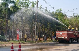 รูปภาพ : มทร.ล้านนา ตาก ระดมฉีดล้างทำความสะอาดผิวถนนลดปัญหาฝุ่น PM2.5 ในมหาวิทยาลัย