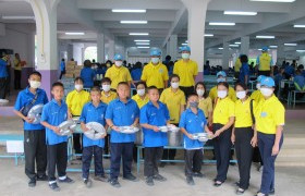 รูปภาพ : มทร.ล้านนา ตาก ร่วมโครงการน้ำพระทัยพระราชทานเลี้ยงอาหารกลางวันแก่นักเรียน ถวายเป็นพระราชกุศลแด่พระบาทสมเด็จพระเจ้าอยู่หัว