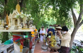 รูปภาพ : อธิการบดีนำบุคลากร มทร.ล้านนา ร่วมพิธีสักการะสิ่งศักดิ์สิทธิ์ประจำมหาวิทยาลัย