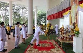 รูปภาพ : มทร.ล้านนา เชียงราย จัดพิธีทำบุญตักบาตรและวางพวงมาลา เนื่องในวันคล้ายวันสวรรคตพระบาทสมเด็จพระบรมชนกาธิเบศร มหาภูมิพลอดุลยเดชมหาราช บรมนาถบพิตร 13 ตุลาคม 2564