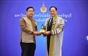 รูปภาพ : อธิการบดีรับโล่รางวัลศิษย์เก่าดีเด่น คณะครุศาสตร์อุตสาหกรรม 